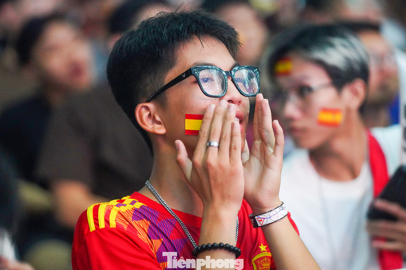 "Fan cứng" của La Furia Roja ("Cơn Thịnh Nộ Màu Đỏ") không thể ngồi yên trước những pha đi bóng của "nghệ sĩ sân cỏ" Lamine Yamal, Nico Williams...