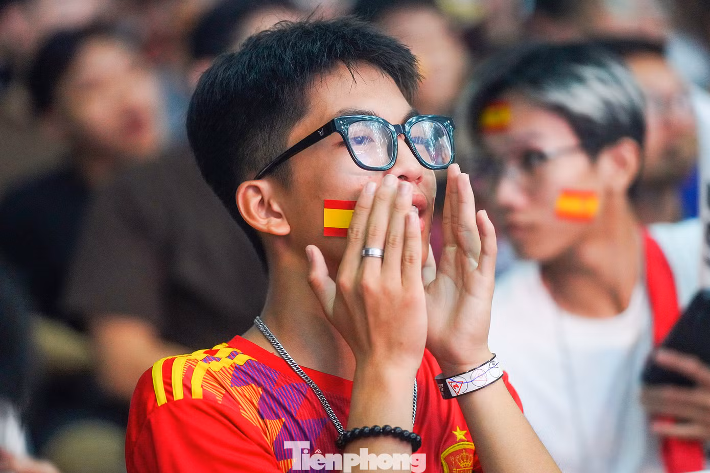 "Fan cứng" của La Furia Roja ("Cơn Thịnh Nộ Màu Đỏ") không thể ngồi yên trước những pha đi bóng của "nghệ sĩ sân cỏ" Lamine Yamal, Nico Williams...