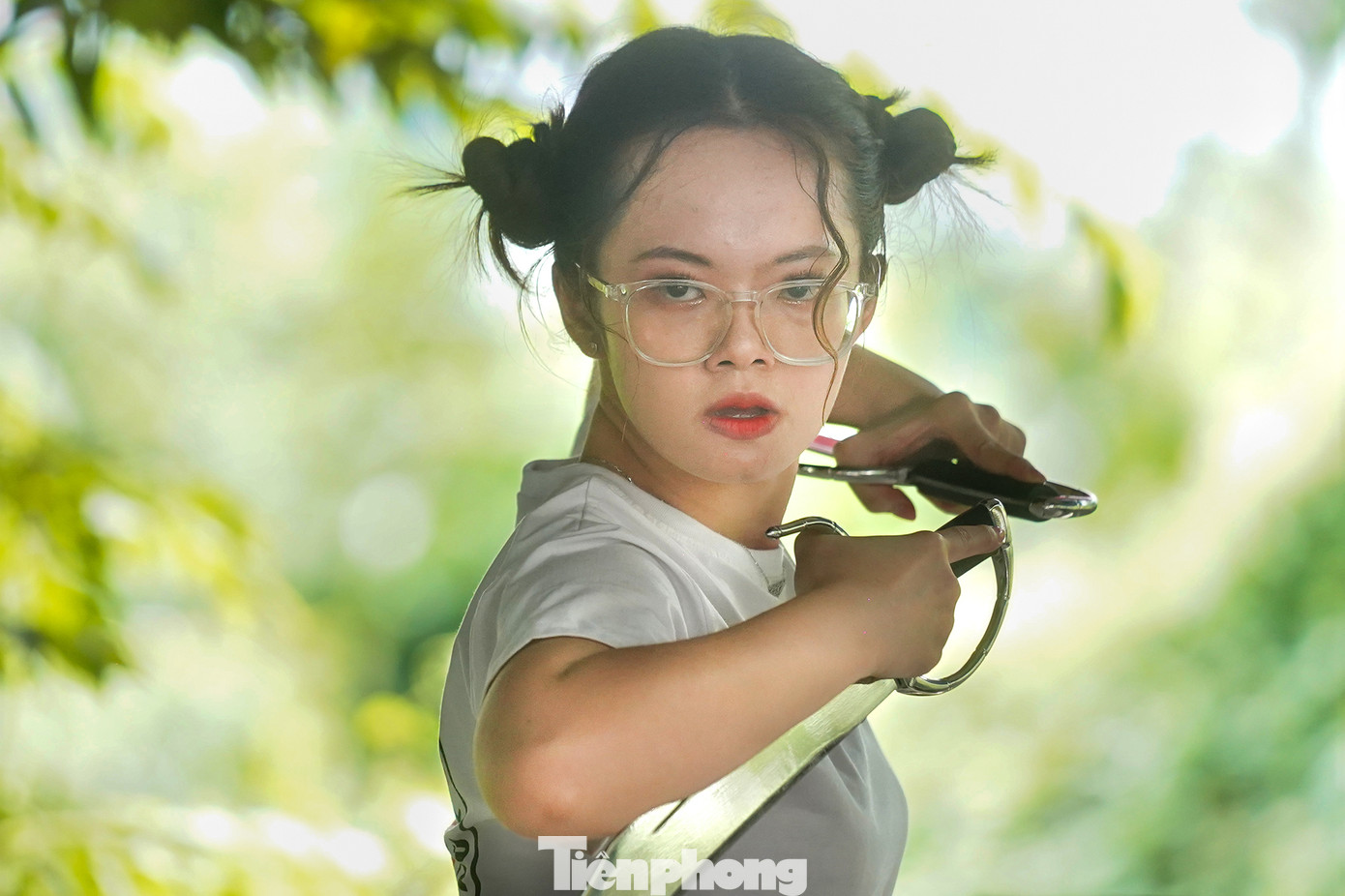 Võ Sinh Lê Phương Thi, đệ tử của võ sư Hà Mi, võ đường Phượng Hoàng (quận 3) xuất thần trong bài diễn Tử mẫu truy hồn đau.