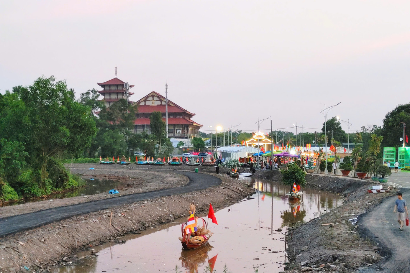 Trong khuôn khổ đại lễ Vesak Liên Hiệp Quốc 2025, Giáo hội Phật giáo Việt Nam sẽ tôn trí Xá lợi Đức Phật (bảo vật quốc gia Ấn Độ) tại Việt Nam 20 ngày. Cụ thể tại chùa Thanh Tâm, Học viện Phật giáo Việt Nam, công viên Láng Le (H.Bình Chánh, TPHCM) từ ngày 2-8/5, tại Núi Bà Đen (Tây Ninh) từ ngày 8-13/5, tại chùa Quán Sứ (Hà Nội) từ ngày 13-16/5, tại chùa Tam Chúc (Hà Nam) từ ngày 17-21/5, sau đó xá lợi được đưa về lại Ấn Độ.