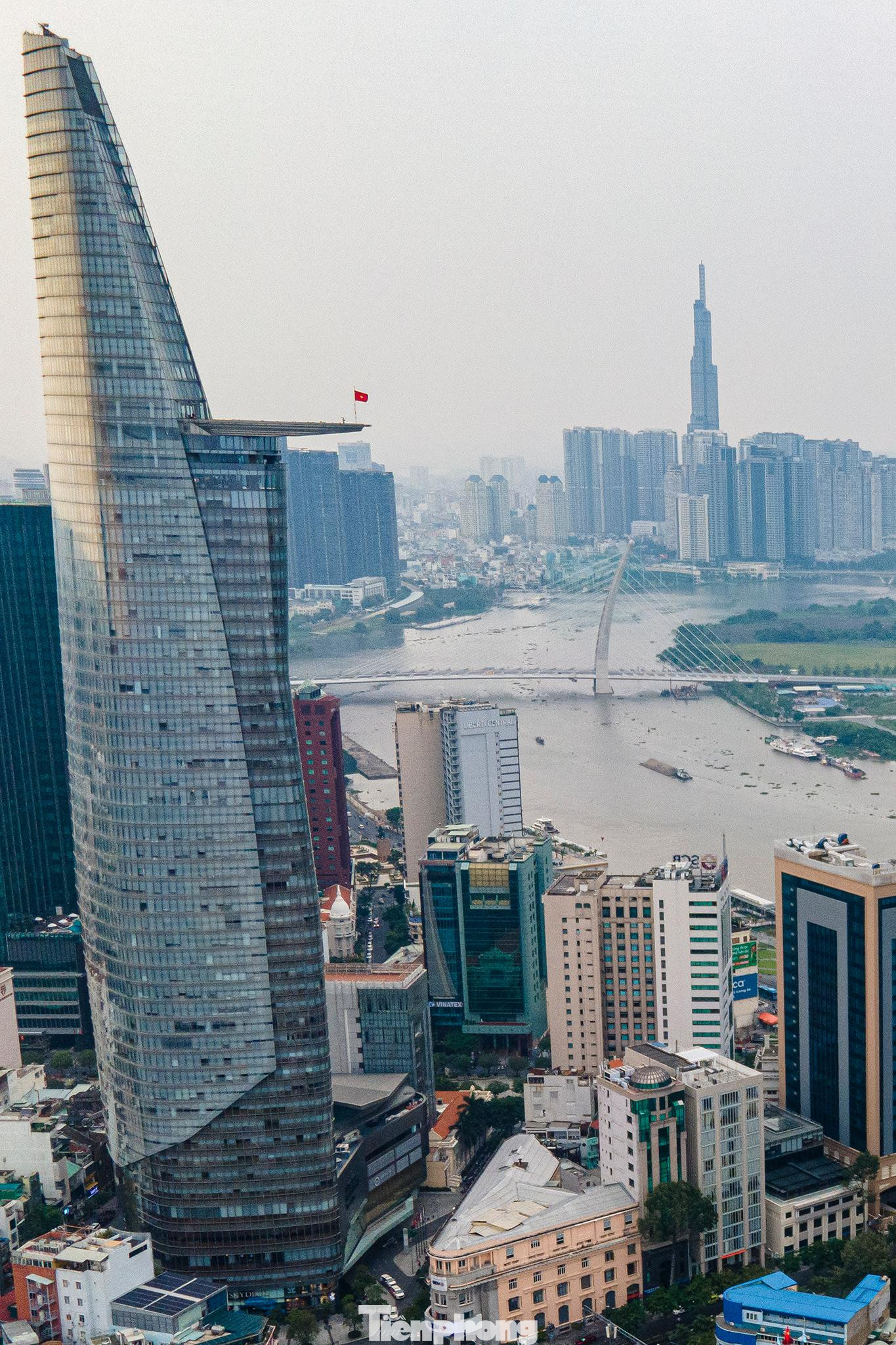 Nằm song hành đại lộ Võ Văn Kiệt là công trình cầu Thủ Thiêm 2. Cầu Thủ Thiêm 2 có quy mô 6 làn xe (4 làn ôtô và 2 làn xe hỗn hợp), dài gần 1,5 km, trong đó phần cầu dài gần 900 m được thiết kế dây văng với trụ tháp chính cao 113 m, nghiêng về phía Thủ Thiêm, là biểu tượng cổng chào từ trung tâm thành phố qua Khu đô thị mới Thủ Thiêm. Cùng với thiết kế chiếu sáng mỹ thuật, cầu Thủ Thiêm 2 sẽ là điểm nhấn kiến trúc nổi bật trên sông Sài Gòn cả ngày lẫn đêm.