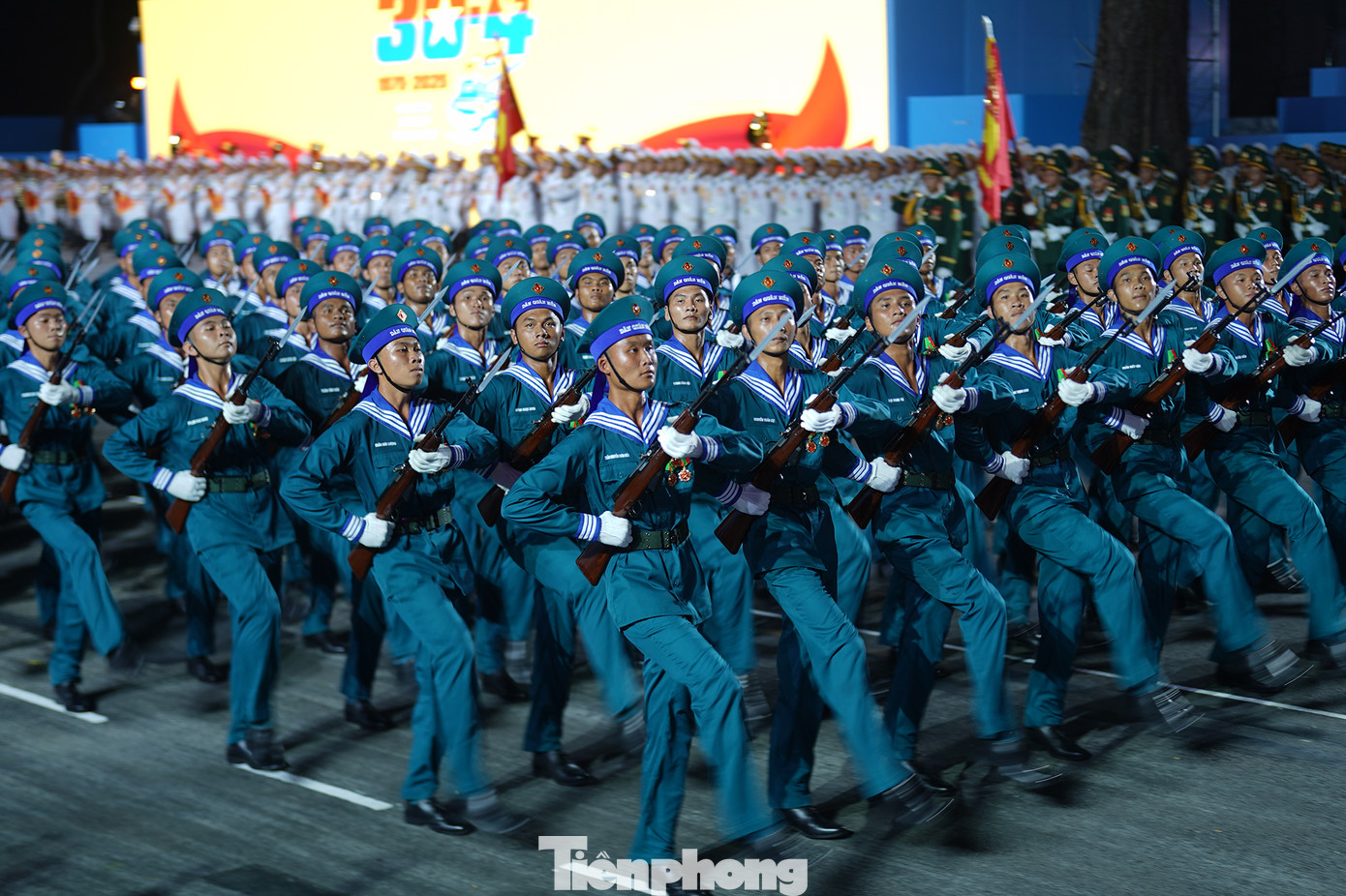 Tối 18/4, tại TPHCM, các khối Quân đội, Công an tổng hợp luyện diễu binh, diễu hành chuẩn bị Lễ Kỷ niệm 50 năm Ngày Giải phóng miền Nam, thống nhất đất nước (30/4/1975 - 30/4/2025). Ảnh: Phạm Nguyễn - Duy Anh - Duy Quang/ TPO.