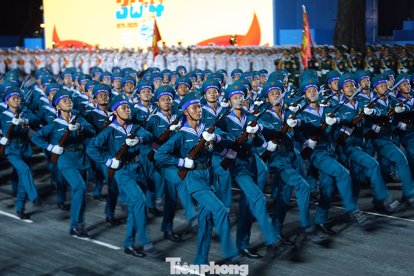Tối 18/4, tại TPHCM, các khối Quân đội, Công an tổng hợp luyện diễu binh, diễu hành chuẩn bị Lễ Kỷ niệm 50 năm Ngày Giải phóng miền Nam, thống nhất đất nước (30/4/1975 - 30/4/2025). Ảnh: Phạm Nguyễn - Duy Anh - Duy Quang/ TPO. Tối 18/4, tại TPHCM, các khối Quân đội, Công an tổng hợp luyện diễu binh, diễu hành chuẩn bị Lễ Kỷ niệm 50 năm Ngày Giải phóng miền Nam, thống nhất đất nước (30/4/1975 - 30/4/2025). Ảnh: Phạm Nguyễn - Duy Anh - Duy Quang/ TPO.