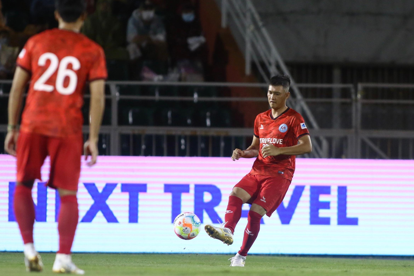 Lê Công Vinh vẫn rất chuẩn xác trong các pha chuyền bóng. Trên chấm 11 m, Công Vinh thực hiện pha panenka ghi bàn thắng duy nhất cho đội Vietnam All Stars. Lê Công Vinh vẫn rất chuẩn xác trong các pha chuyền bóng. Trên chấm 11 m, Công Vinh thực hiện pha panenka ghi bàn thắng duy nhất cho đội Vietnam All Stars.