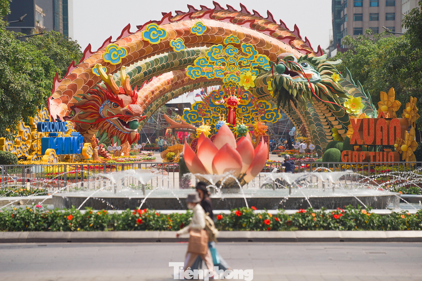 Mặc dù thời tiết nắng khá gắt và ngày mai đường hoa Nguyễn Huệ mới chính thức mở cửa nhưng hôm nay đã có rất đông người dân và du khách kéo đến chụp ảnh, chiêm ngưỡng công trình hoành tráng này của TPHCM dịp năm mới. Theo quan sát của PV Tiền Phong, các du khách nước ngoài khi đi ngang đây đều bị cuốn ánh nhìn vào những chú rồng chào xuân 2024.