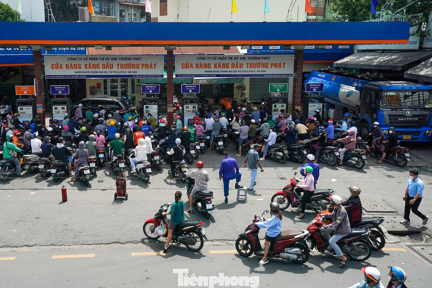 Nhiều người dân "đội nắng" đi mua xăng, những người may mắn có bóng mát khi đợi cây xăng nhập hàng. Nhiều người dân "đội nắng" đi mua xăng, những người may mắn có bóng mát khi đợi cây xăng nhập hàng.