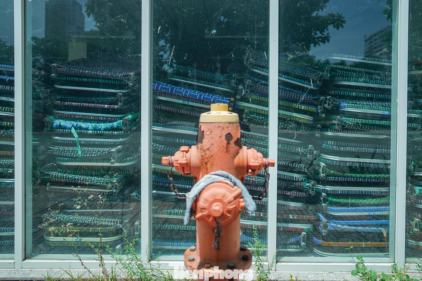 Một số khu vực dưới sảnh được dùng làm nơi chứa ghế bố dành cho bệnh nhân điều trị COVID-19.