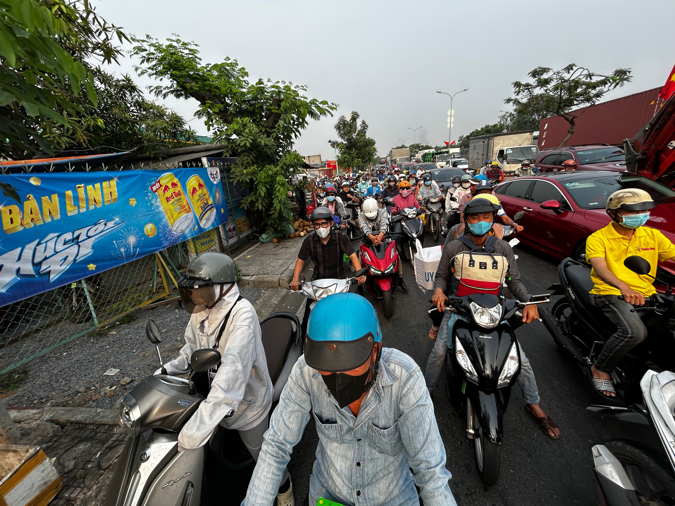 Dòng xe máy chôn chân tại nút giao Quốc lộ 50- Nguyễn Văn Linh.