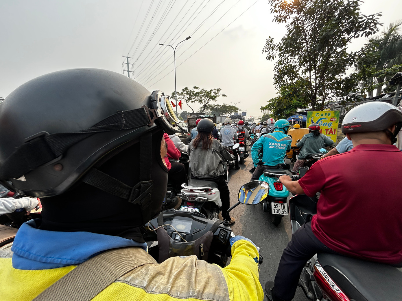 Nhiều người ngán ngẩm khi 4-5 lượt đèn đỏ vẫn chưa qua được.