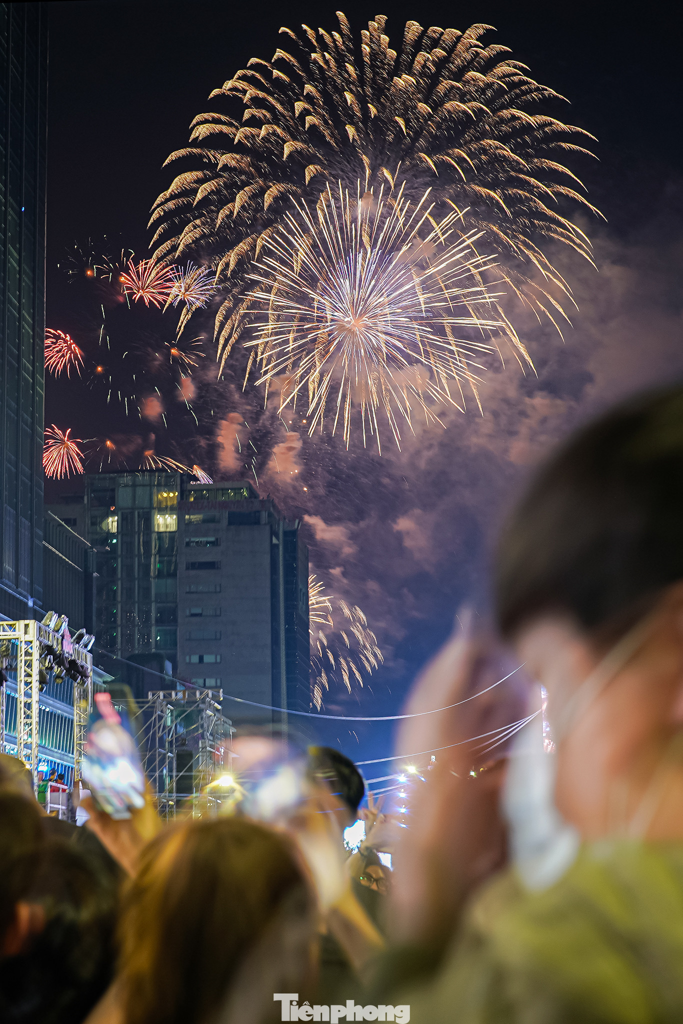 "Pháo hoa được ngắm ở góc này mang đến cho tôi cảm xúc rất đặc biệt, chúc mừng năm mới", anh Phan Thanh Tân (ngụ huyện Hóc Môn) chia sẻ.
