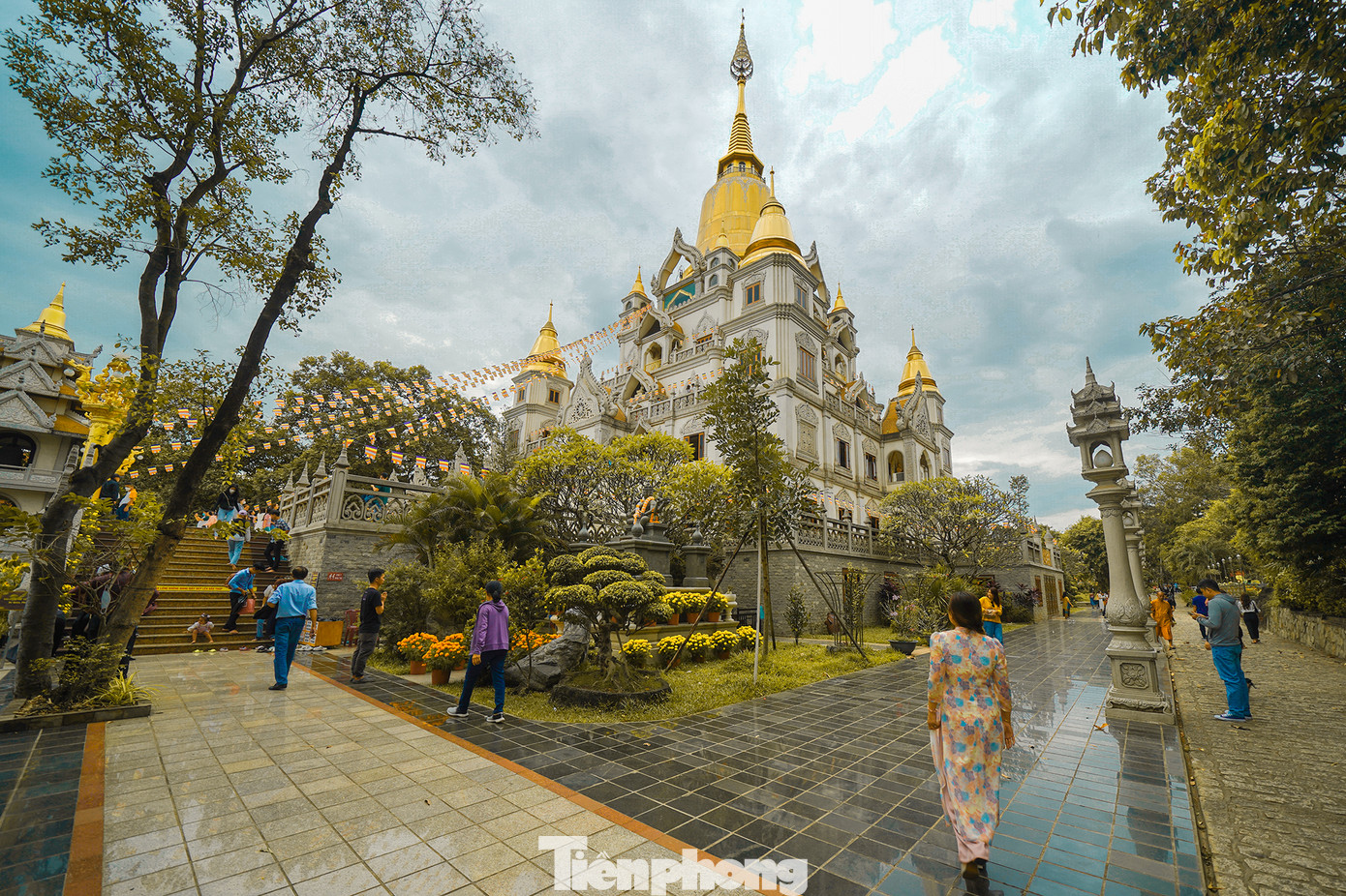 Được mệnh danh là ngôi chùa “không nhang khói”, đến với chùa Bửu Long, khách thập phương chỉ chiêm bái cầu nguyện, không thắp hương như nhiều ngôi chùa khác.