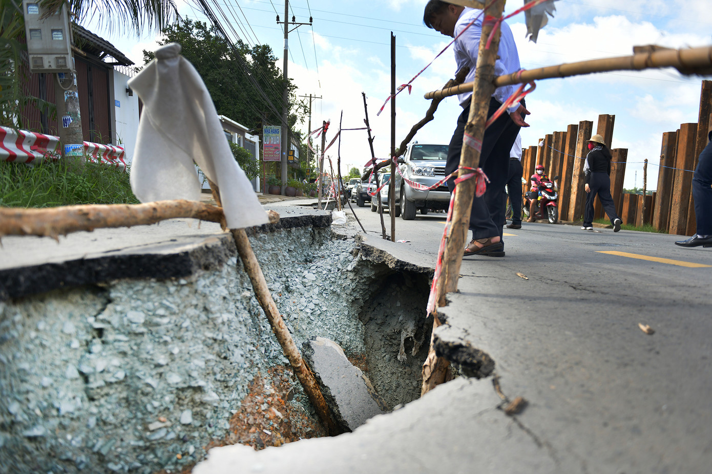 Tại hiện trường, nhiều khu vực có vết nứt rộng từ 0,5 - 0,7m, có khu vực vết nứt mặt đường rộng khoảng 1m với chiều sâu hơn 1m. Độ chênh lệch mặt đường do sạt lở rất lớn và có nguy cơ tiếp tục sụp lún phần đường từ vị trí sạt lở đến sát khu vực nhà dân Tại hiện trường, nhiều khu vực có vết nứt rộng từ 0,5 - 0,7m, có khu vực vết nứt mặt đường rộng khoảng 1m với chiều sâu hơn 1m. Độ chênh lệch mặt đường do sạt lở rất lớn và có nguy cơ tiếp tục sụp lún phần đường từ vị trí sạt lở đến sát khu vực nhà dân