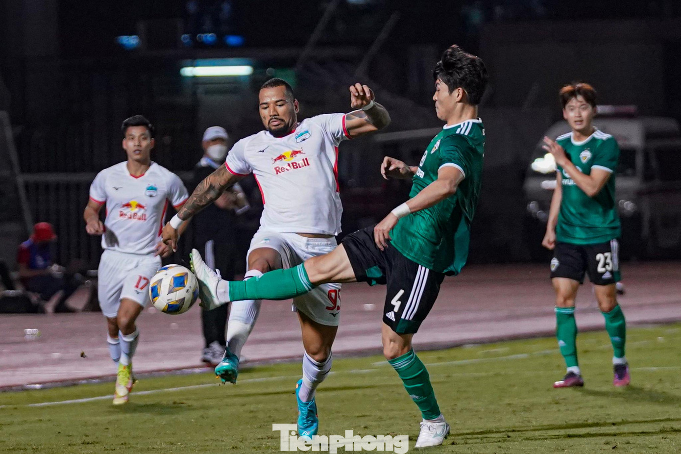 Sau tiếng còi khai cuộc, HAGL vẫn giữ lối chơi tấn công. Mặc dù, bị đánh giá thấp hơn so với nhà đương kim vô địch K-League (Hàn Quốc). Sau tiếng còi khai cuộc, HAGL vẫn giữ lối chơi tấn công. Mặc dù, bị đánh giá thấp hơn so với nhà đương kim vô địch K-League (Hàn Quốc).