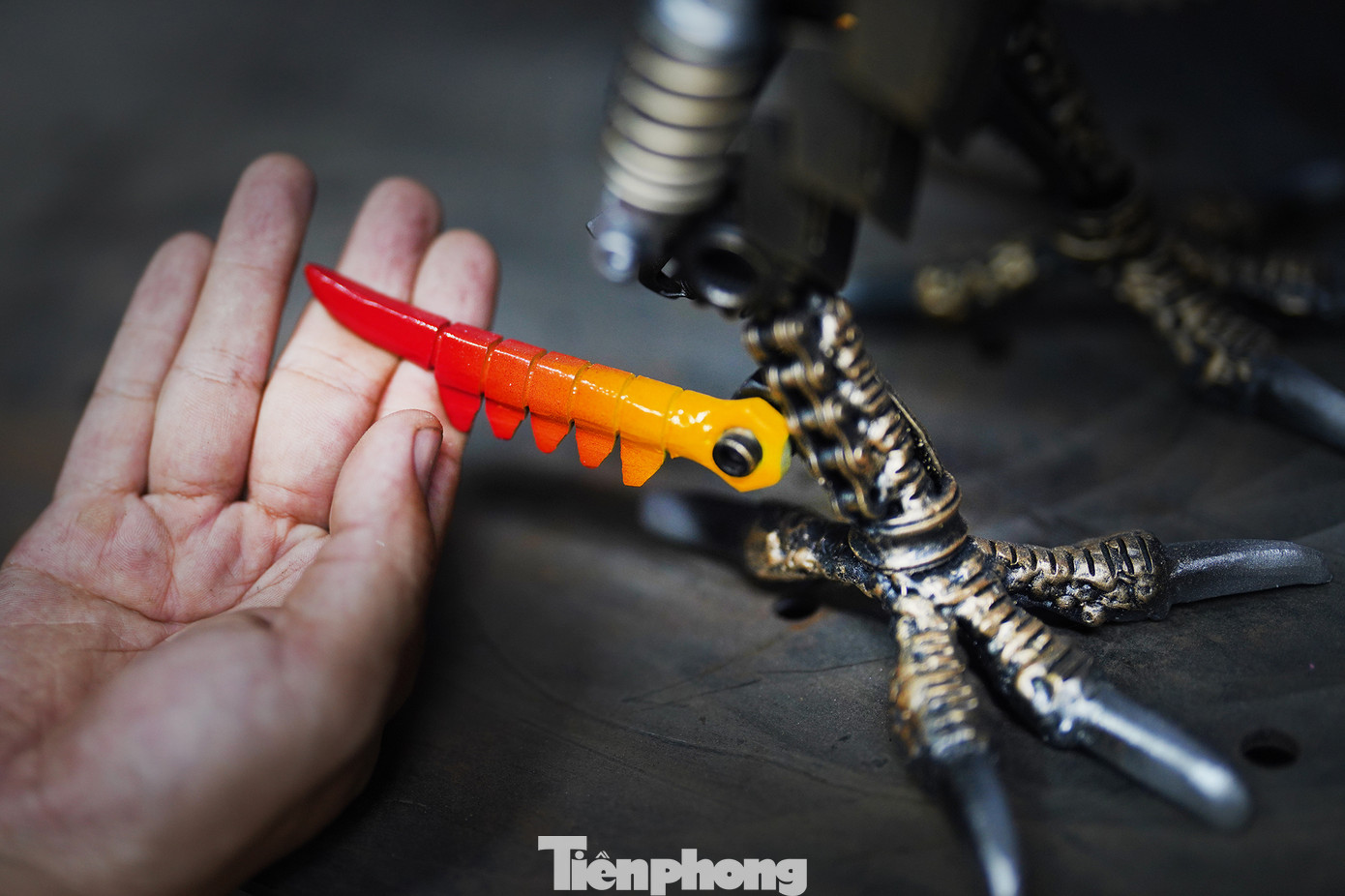 Sản phẩm "lồng đèn linh kiện" của xưởng khá đa dạng. Trong đó, có nhiều tác phẩm với độ khó cực cao, đòi hỏi các chi tiết cực chuẩn xác khi gia công. Sản phẩm "lồng đèn linh kiện" của xưởng khá đa dạng. Trong đó, có nhiều tác phẩm với độ khó cực cao, đòi hỏi các chi tiết cực chuẩn xác khi gia công.