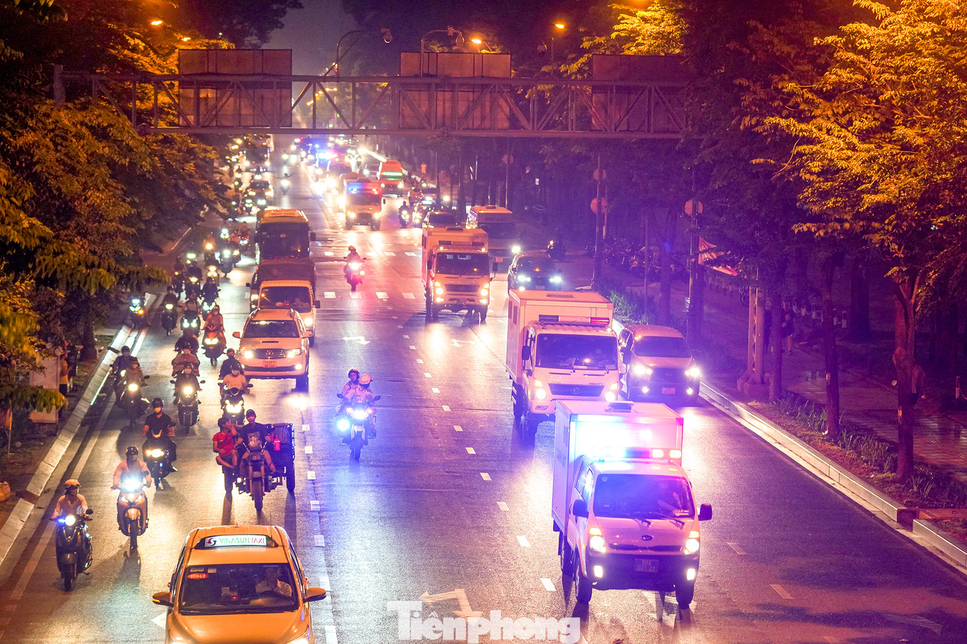 Vào các ngày trong tuần, khoảng 6 giờ sáng, hàng chục xe chở phạm nhân vụ án Vạn Thịnh Phát xuất hiện hàng dài trên trục đường hướng từ trại giam về TAND TPHCM.