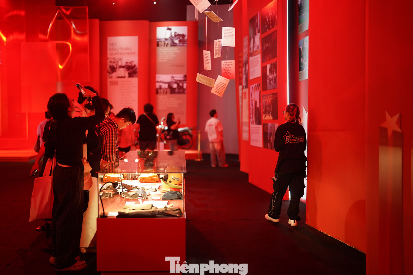 Anh Châu Khả Duy (ngụ quận 5) cho biết: "Tôi cảm thấy hiểu hơn về lực lượng Công an nhân dân, không chỉ là các chú Công an ở xã, phường mà còn có rất nhiều lực lượng hỗ trợ ở nhiều lĩnh vực khác nhau. Tôi ấn tượng với không gian trưng bày vũ khí, khí tài bởi mình nhận thấy rằng đất nước ngày càng phát triển, lực lượng công an cũng được trang bị những dụng cụ, trang thiết bị hiện đại, không thua kém các nước phát triển khác". Anh Châu Khả Duy (ngụ quận 5) cho biết: "Tôi cảm thấy hiểu hơn về lực lượng Công an nhân dân, không chỉ là các chú Công an ở xã, phường mà còn có rất nhiều lực lượng hỗ trợ ở nhiều lĩnh vực khác nhau. Tôi ấn tượng với không gian trưng bày vũ khí, khí tài bởi mình nhận thấy rằng đất nước ngày càng phát triển, lực lượng công an cũng được trang bị những dụng cụ, trang thiết bị hiện đại, không thua kém các nước phát triển khác".