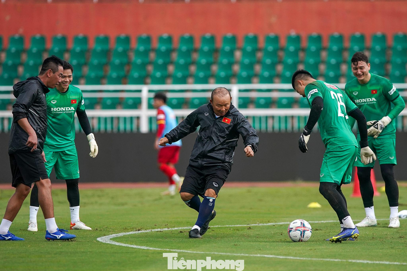 Buổi tập rộn rã tiếng cười.