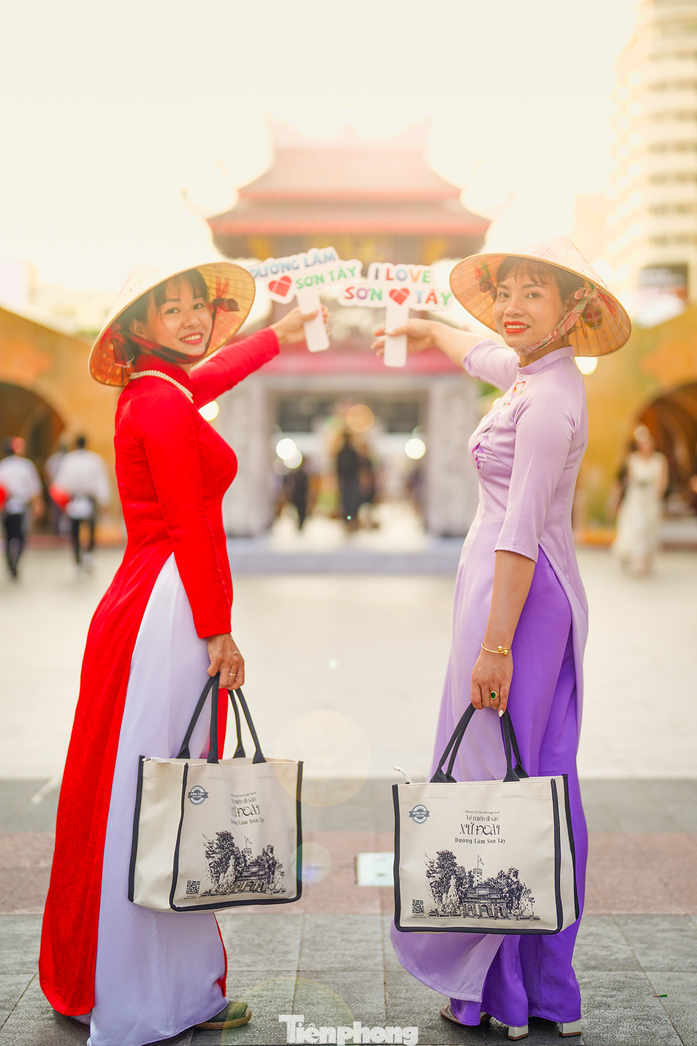 Chị Hương cho biết sự kiện lần này, BQL Di tích làng cổ Đường Lâm mang vào TPHCM các loại kẹo lạc, vừng, dồi, bánh tẻ Phú Nhi, bánh gai Đường Lâm... để giới thiệu tới người dân và du khách.