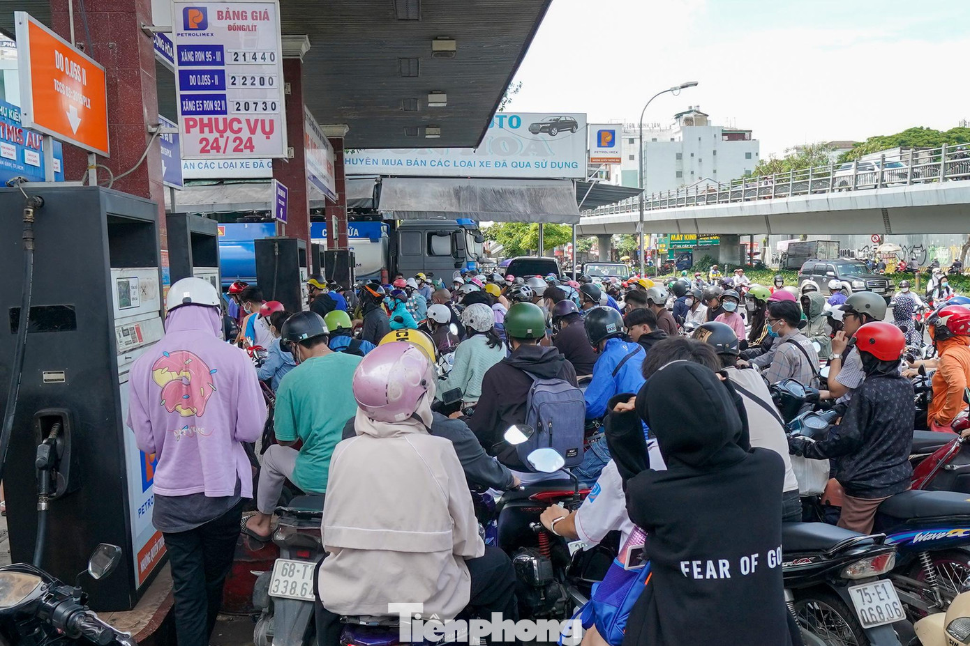 Theo ông Vũ, vấn đề khó khăn chủ yếu xoay quanh một số nguyên nhân: Nguồn cung thiếu hụt; cơ chế điều hành chưa đảm bảo hài hòa lợi ích các bên trong cung ứng, điều hành xăng dầu (chủ yếu do mức chiết khấu thấp).