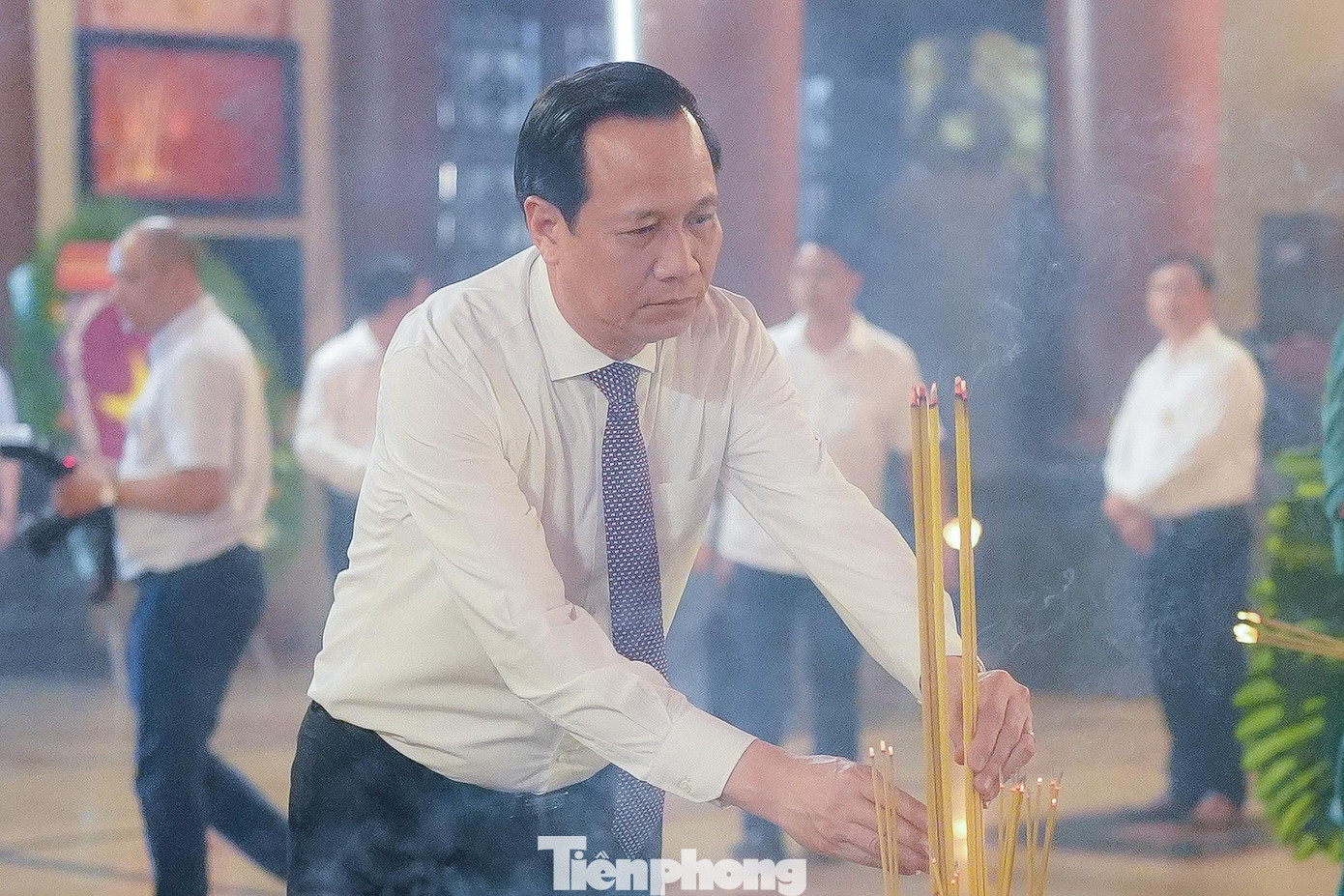 Bộ trưởng Bộ Lao động-Thương binh và Xã hội Đào Ngọc Dung thắp hương tri ân các Anh hùng liệt sĩ tại Đền Tưởng niệm liệt sĩ Bến Dược.