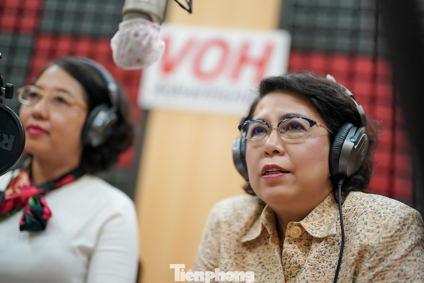 Lãnh đạo quận 1 đang trải nghiệm phòng thu hiện đại của Đài tiếng nói Nhân dân TPHCM.