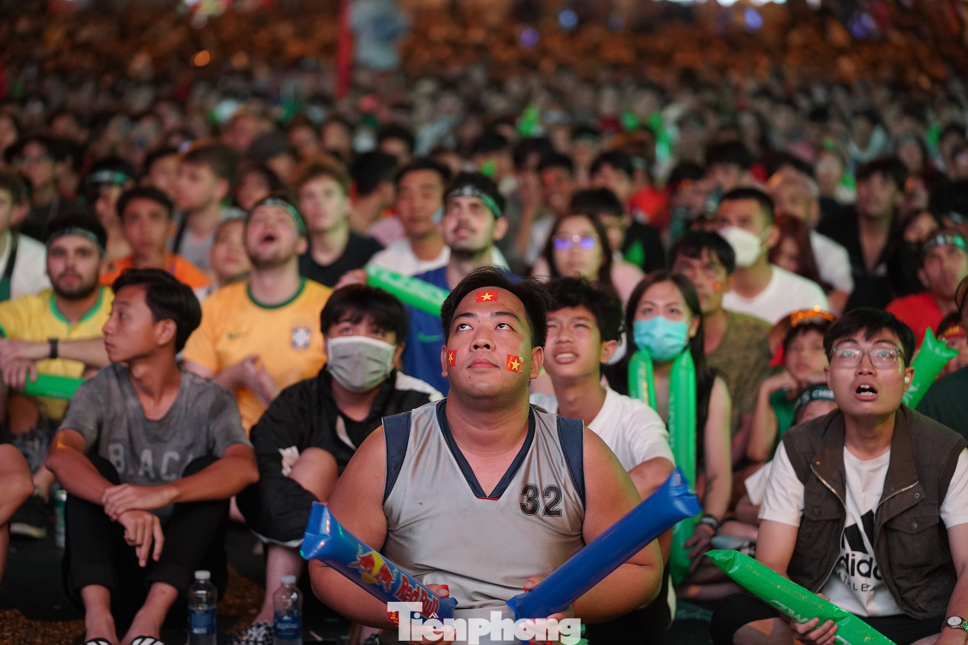 Sau bàn thua thứ 2 của đội tuyển, người hâm mộ cảm nhận rõ tinh thần thi đấu của các cầu thủ đang có phần đi xuống nên khá lo lắng mỗi khi Thái Lan có bóng và tổ chức tấn công. Sau bàn thua thứ 2 của đội tuyển, người hâm mộ cảm nhận rõ tinh thần thi đấu của các cầu thủ đang có phần đi xuống nên khá lo lắng mỗi khi Thái Lan có bóng và tổ chức tấn công.