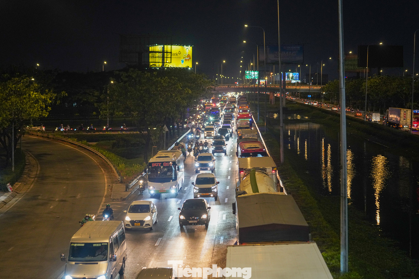 Trong khi đó, quốc lộ 1A đoạn qua quận Bình Tân ghi nhận tình trạng ùn ứ do lượng phương tiện hướng về các tỉnh miền Tây khá đông. Kẹt xe nối dài ngay dưới cầu vượt vào đường Võ Văn Kiệt. Trong khi đó, quốc lộ 1A đoạn qua quận Bình Tân ghi nhận tình trạng ùn ứ do lượng phương tiện hướng về các tỉnh miền Tây khá đông. Kẹt xe nối dài ngay dưới cầu vượt vào đường Võ Văn Kiệt.