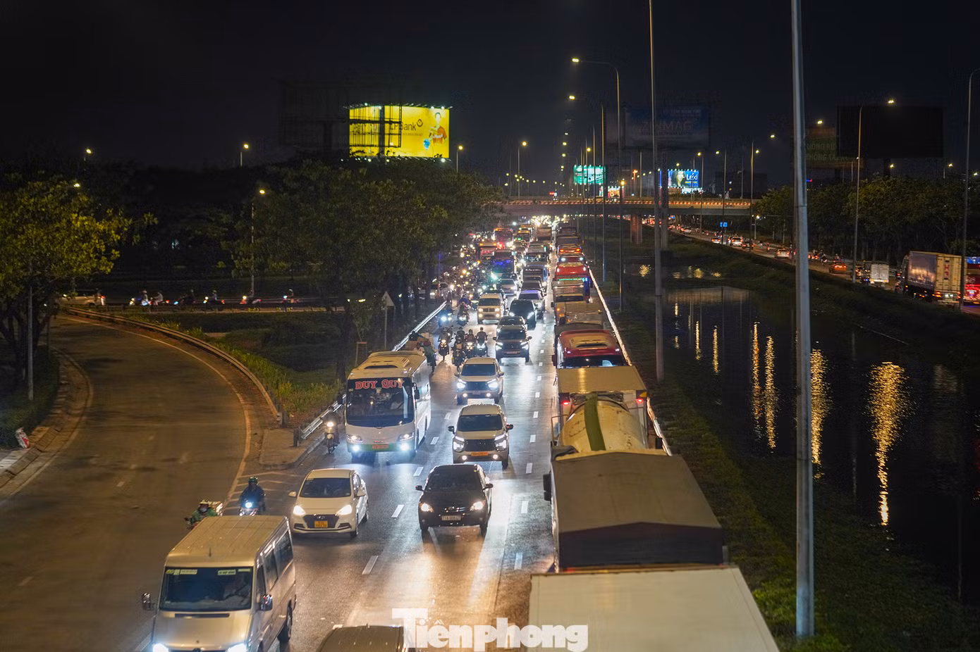 Trong khi đó, quốc lộ 1A đoạn qua quận Bình Tân ghi nhận tình trạng ùn ứ do lượng phương tiện hướng về các tỉnh miền Tây khá đông. Kẹt xe nối dài ngay dưới cầu vượt vào đường Võ Văn Kiệt.