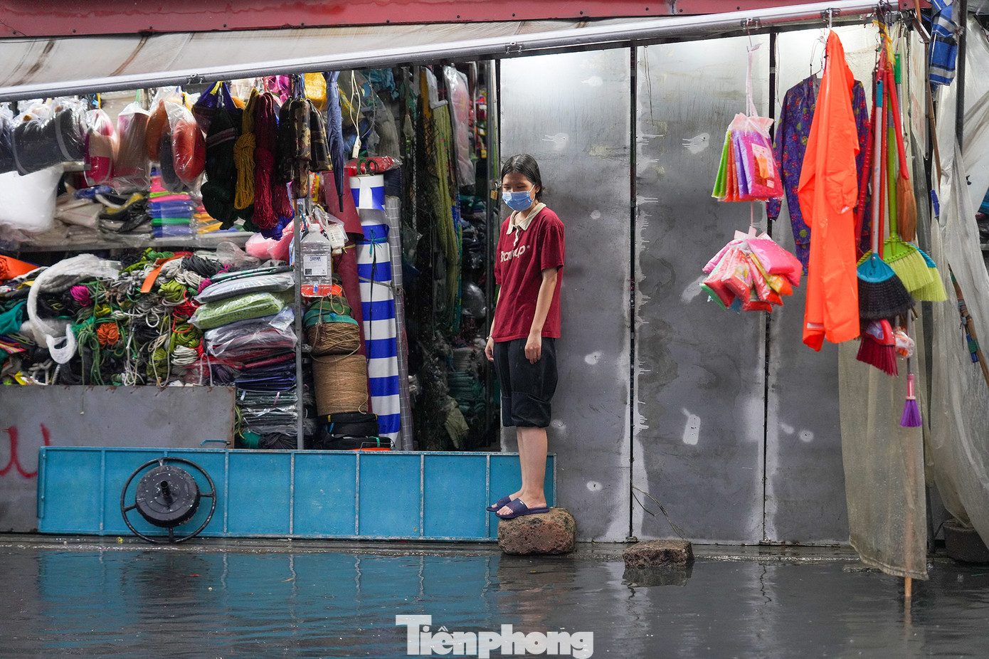 Khi cơn mưa lớn diễn ra, dòng nước tràn vào các kiot mặt tiền chợ Thủ Đức. Khi cơn mưa lớn diễn ra, dòng nước tràn vào các kiot mặt tiền chợ Thủ Đức.