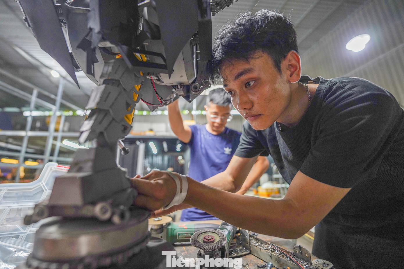 Đội ngũ làm việc cùng với anh Tuấn Anh đa phần là các bạn sinh viên tốt nghiệp các ngành kỹ thuật, cơ khí. Trong ảnh, bạn Thắng, người cầm que hàn gia công nhân vật Optimus cũng đã gần 5 năm gắn bó với công việc thú vị này. Đội ngũ làm việc cùng với anh Tuấn Anh đa phần là các bạn sinh viên tốt nghiệp các ngành kỹ thuật, cơ khí. Trong ảnh, bạn Thắng, người cầm que hàn gia công nhân vật Optimus cũng đã gần 5 năm gắn bó với công việc thú vị này.