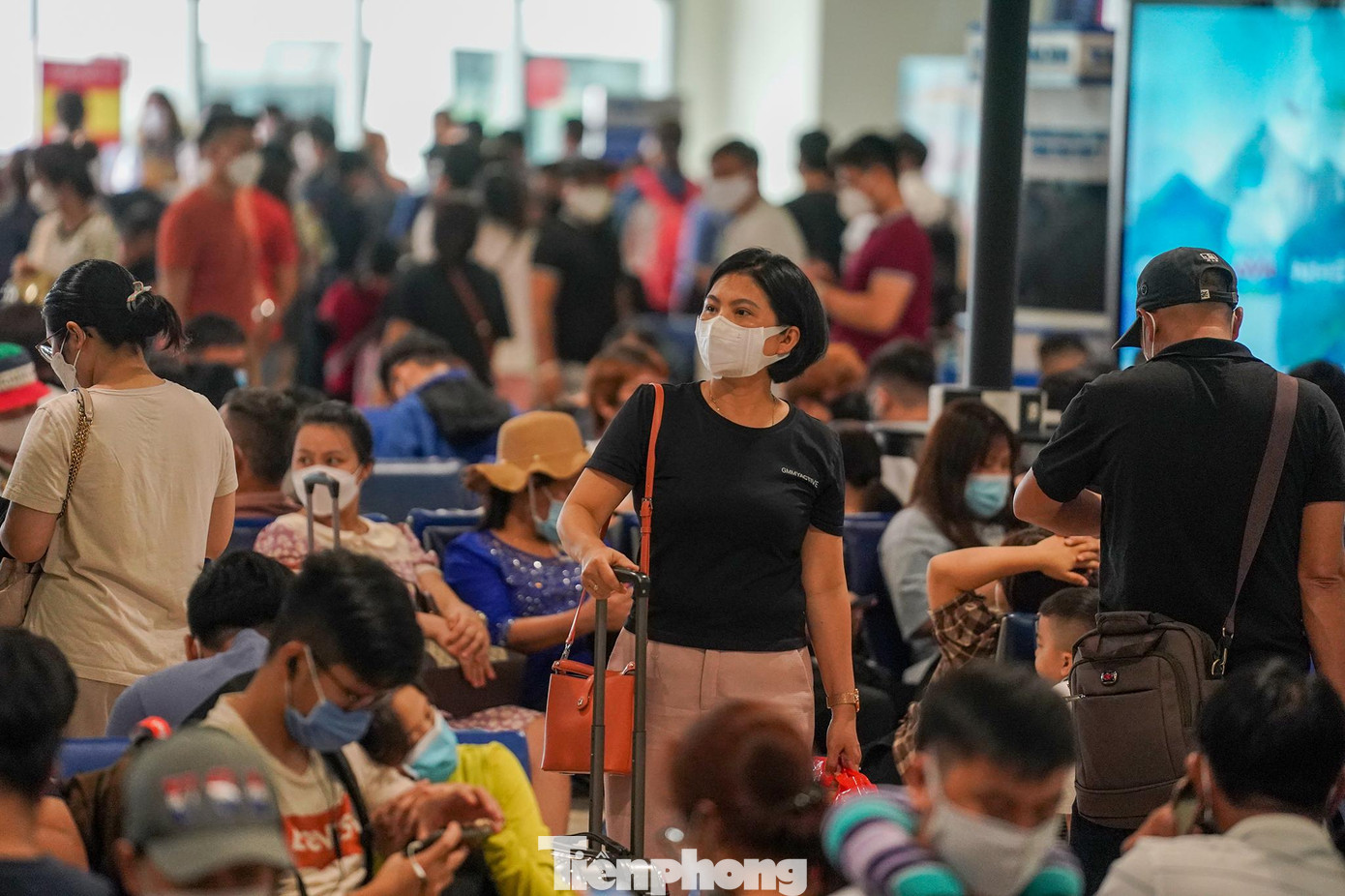 Bên trong khu vực chờ có đông hành khách.