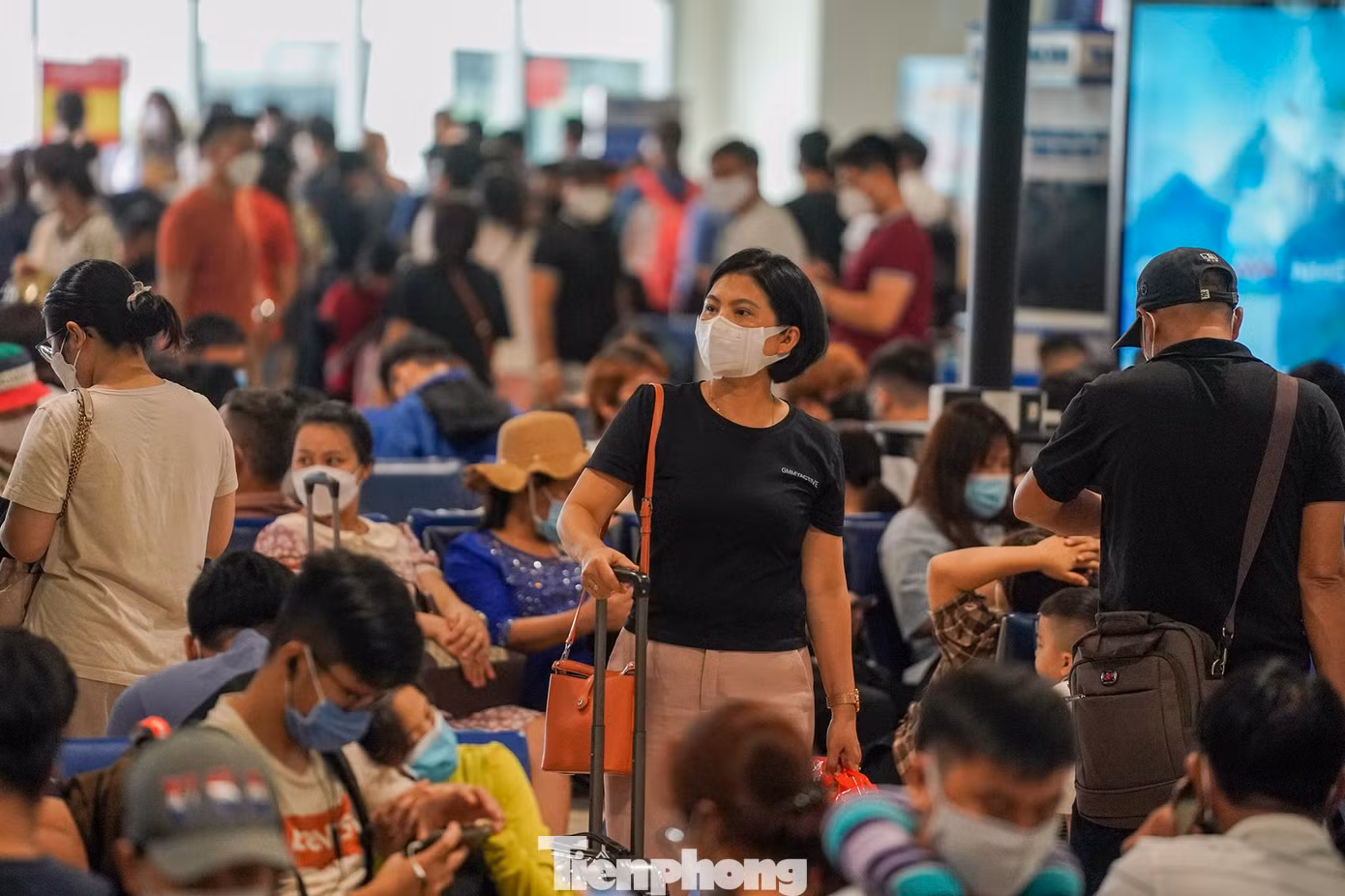 Bên trong khu vực chờ có đông hành khách.