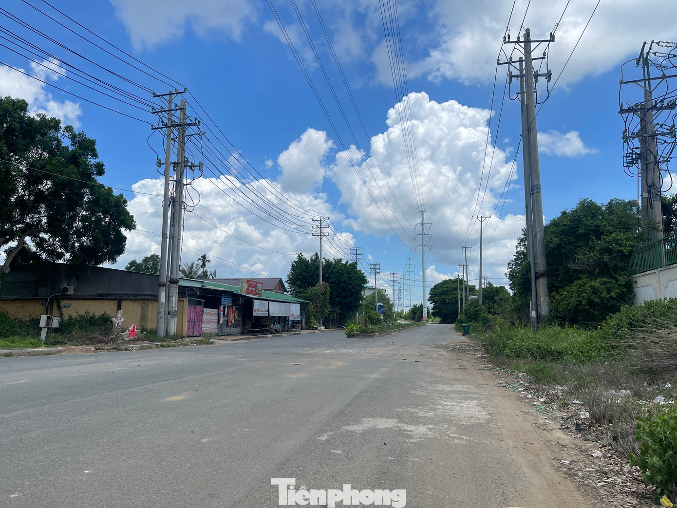 Những ngày qua, rào chắn con đường dẫn vào khu di tích đã được chính quyền huyện Bến Lức can thiệp, chỉ đạo tháo dỡ. Những ngày qua, rào chắn con đường dẫn vào khu di tích đã được chính quyền huyện Bến Lức can thiệp, chỉ đạo tháo dỡ.