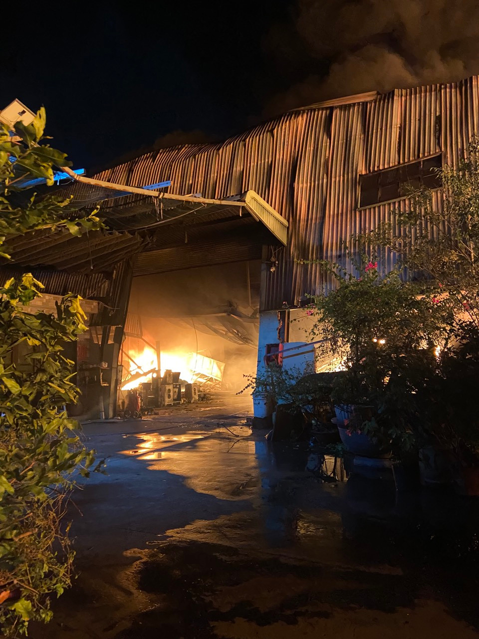 Lửa bùng lên ở nhà kho và phân xưởng sản xuất của Công ty TNHH Diệp Tùng Linh và Công ty TNHH Trí Hùng Nam chuyên sản xuất đồ nhựa gia dụng, hạt nhựa... Lửa bùng lên ở nhà kho và phân xưởng sản xuất của Công ty TNHH Diệp Tùng Linh và Công ty TNHH Trí Hùng Nam chuyên sản xuất đồ nhựa gia dụng, hạt nhựa...