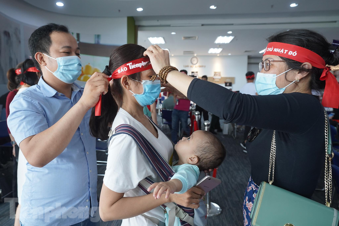 Chị Đặng Thị Linh Đa (ngụ Sóc Trăng) bế bé Nguyễn Bảo Ngọc đến sự kiện từ rất sớm.