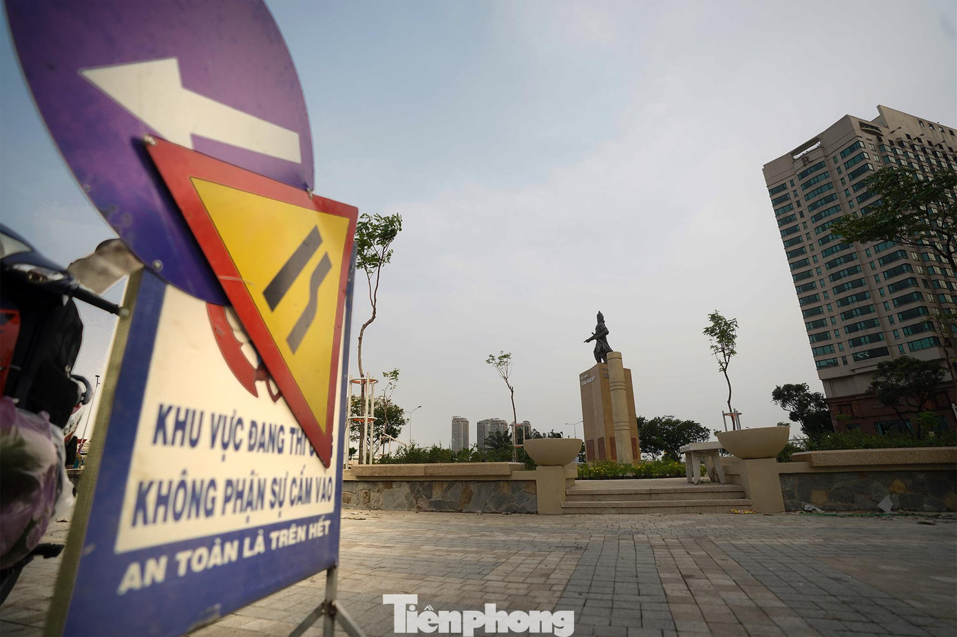 Hiện công viên gần như hoàn thiện phần trùng tu tượng và các bức phù điêu. Theo quan sát, đội thi công đang hoàn thiện các công trình phụ. Hiện công viên gần như hoàn thiện phần trùng tu tượng và các bức phù điêu. Theo quan sát, đội thi công đang hoàn thiện các công trình phụ.