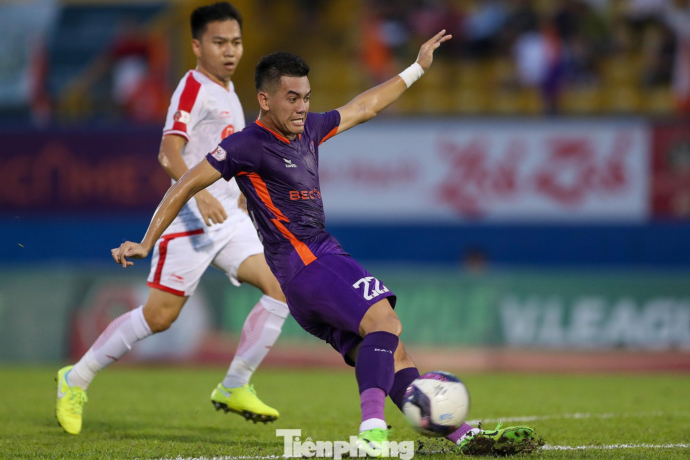 Thế cân bằng được hai đội tạo ra khá sớm, khiến trận đấu trở nên hấp dẫn hơn với những pha ăn miếng trả miếng từ cầu thủ hai đội, dẫu thế vẫn chưa có nhiều tình huống nguy hiểm được tạo ra. Thế cân bằng được hai đội tạo ra khá sớm, khiến trận đấu trở nên hấp dẫn hơn với những pha ăn miếng trả miếng từ cầu thủ hai đội, dẫu thế vẫn chưa có nhiều tình huống nguy hiểm được tạo ra.