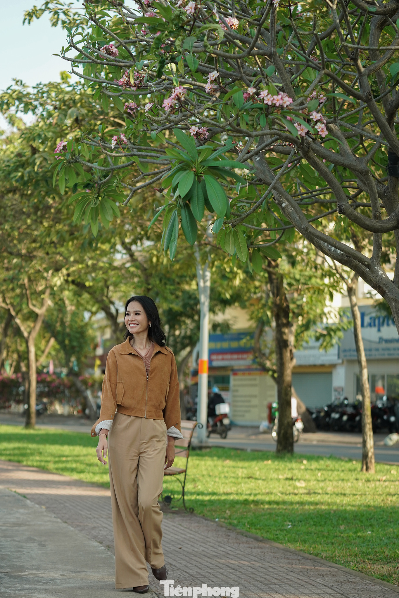 Theo văn hóa phật giáo, cây hoa sứ biểu trưng cho một cuộc sống mãnh liệt, tốt lành. Cây hoa sứ còn được gắn liền nơi trước cửa Phật bởi hàm chứa nhiều ý nghĩa nhân sinh cao quý.