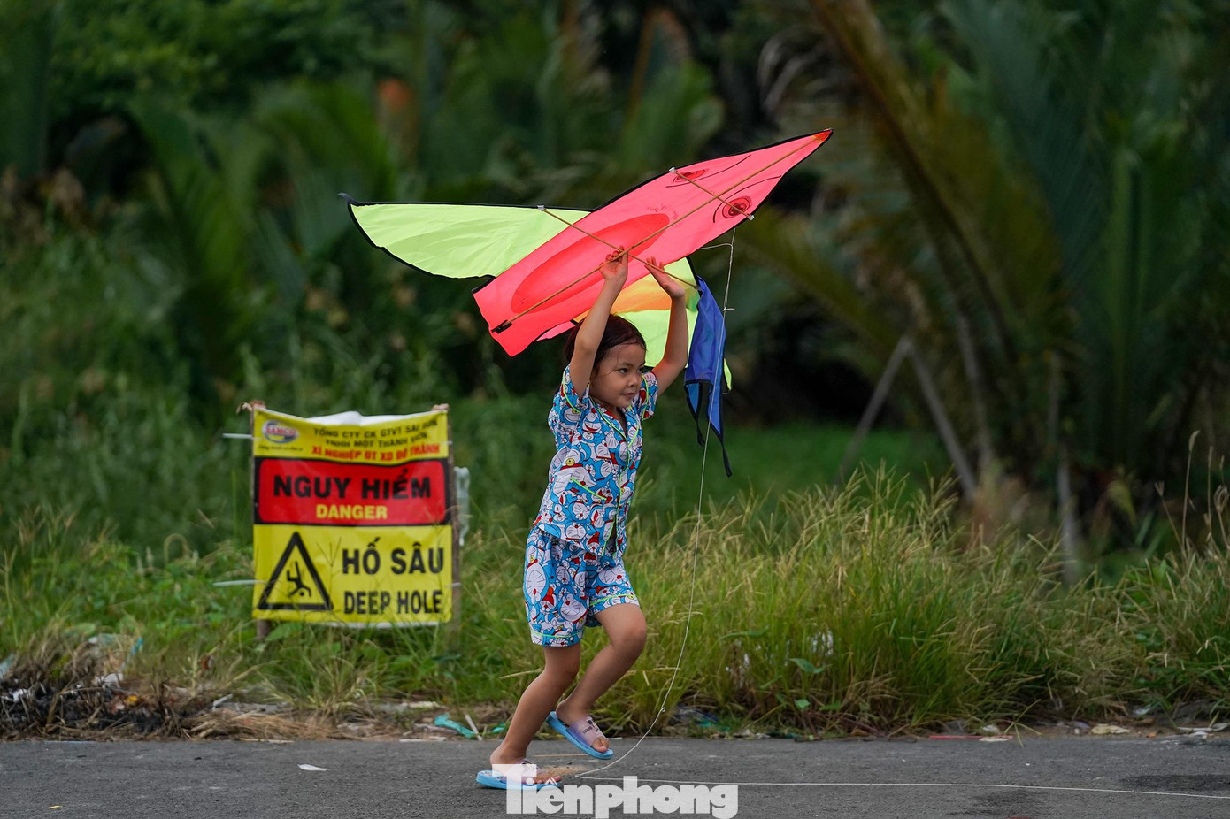 Trẻ em chơi gần những hồ nước sâu có bảng cảnh báo nguy hiểm. Trẻ em chơi gần những hồ nước sâu có bảng cảnh báo nguy hiểm.