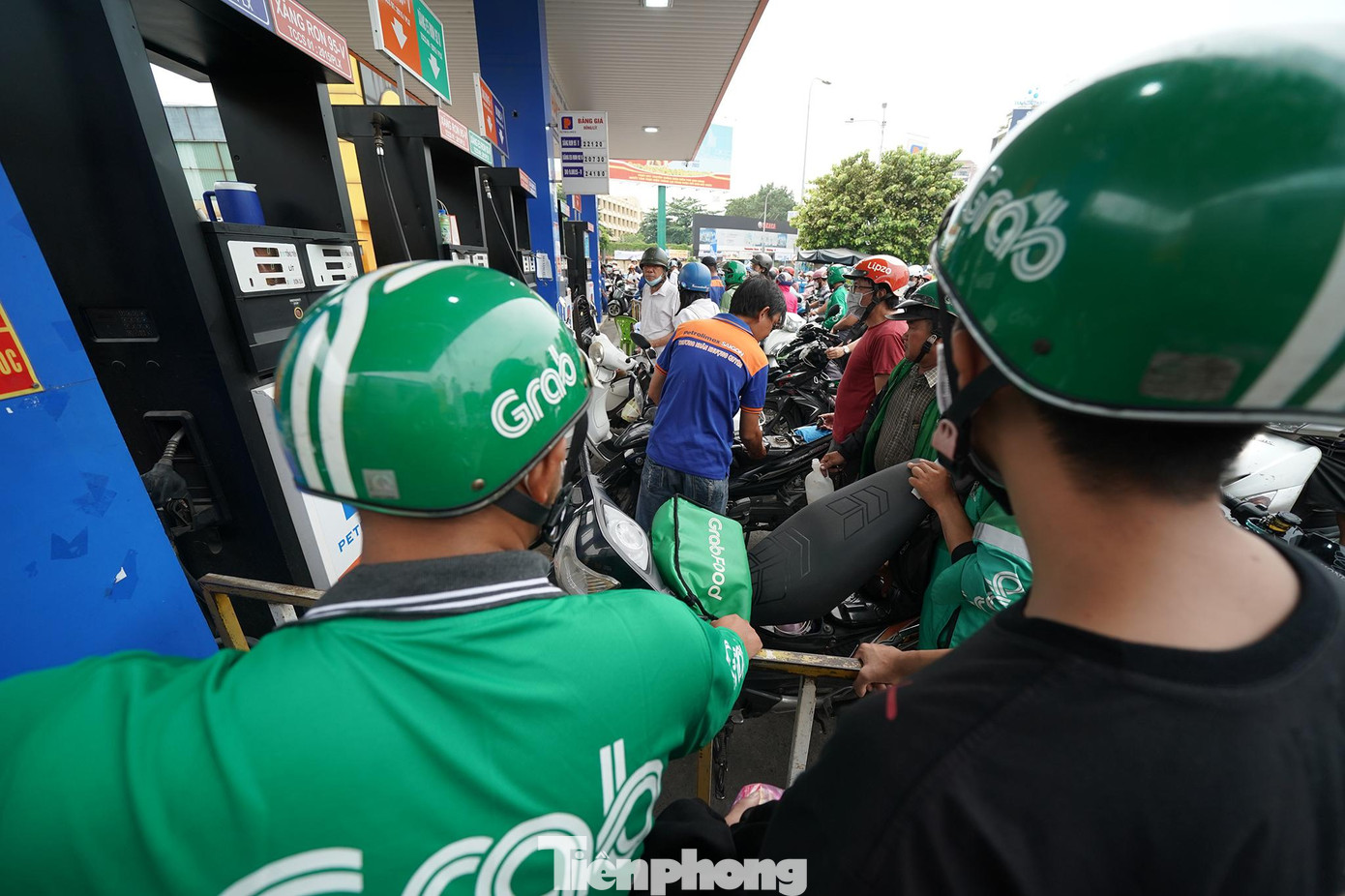 "Xe ôm chúng tôi chạy cả ngày, xăng bán số lượng hạn chế thì bọn tôi đâu dám nhận cuốc khi còn 1/3 bình. Anh em xe ôm chịu khó đổ xoay vòng, xếp hàng thêm lần 2, lần 3, đầy bình thì mới dám nhận cuốc", anh Thanh Tiến, một tài xế xe ôm công nghệ chia sẻ.