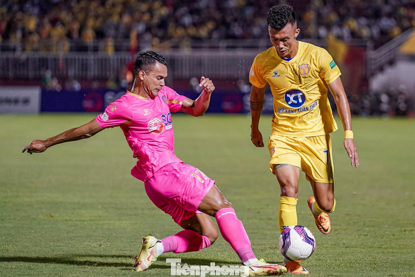 10 phút đầu tiên, Nam Định lại chính là những người kiểm soát tốt thế trận và tạo ra nhiều cơ hội nguy hiểm hơn, trong lúc Sài Gòn FC vẫn chơi khá dè dặt và gần như chưa tạo có tình huống nguy hiểm nào.