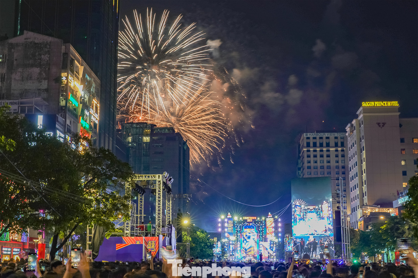 Đúng 0h, TPHCM bắn pháo hoa tầm cao chào đón năm 2023.