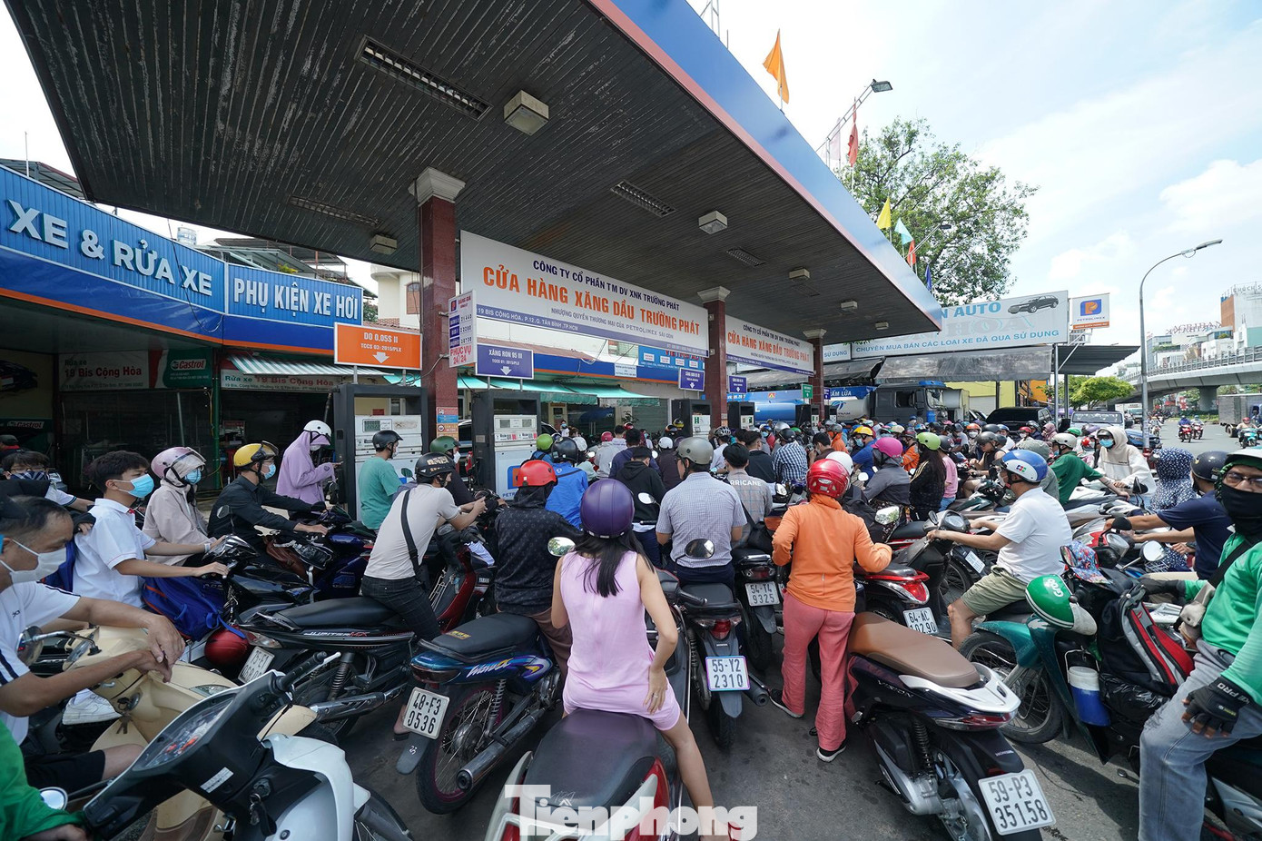 Tuy đã quây rào lại nhưng phía bên trong có khoảng hơn trăm khách chờ mua xăng. Chủ cây xăng cho biết sẽ bán cho những khách đang ở trong rào rồi sẽ cho xe bồn đậu sẵn nhập hàng. Tuy đã quây rào lại nhưng phía bên trong có khoảng hơn trăm khách chờ mua xăng. Chủ cây xăng cho biết sẽ bán cho những khách đang ở trong rào rồi sẽ cho xe bồn đậu sẵn nhập hàng.