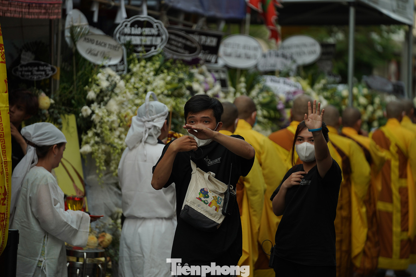 Thành viên ban tổ chức lễ tang NSƯT Vũ Linh điều phối giao thông khi khi gia đình NSƯT Vũ Linh tổ chức cầu siêu.