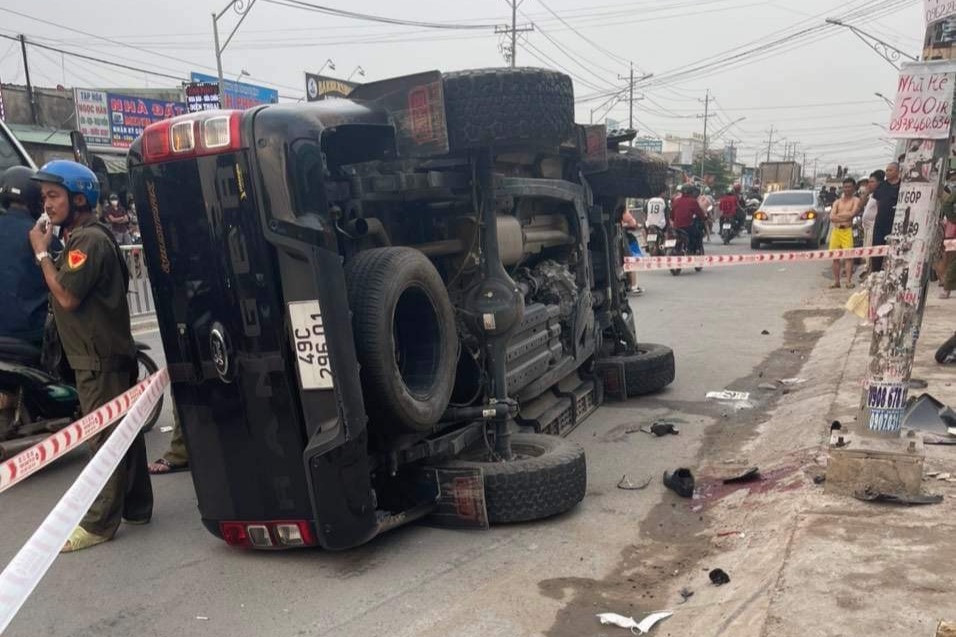 Chiếc ô tô bán tải lật nghiêng sau khi đâm vào thiếu tá Hào và một số người đi đường.