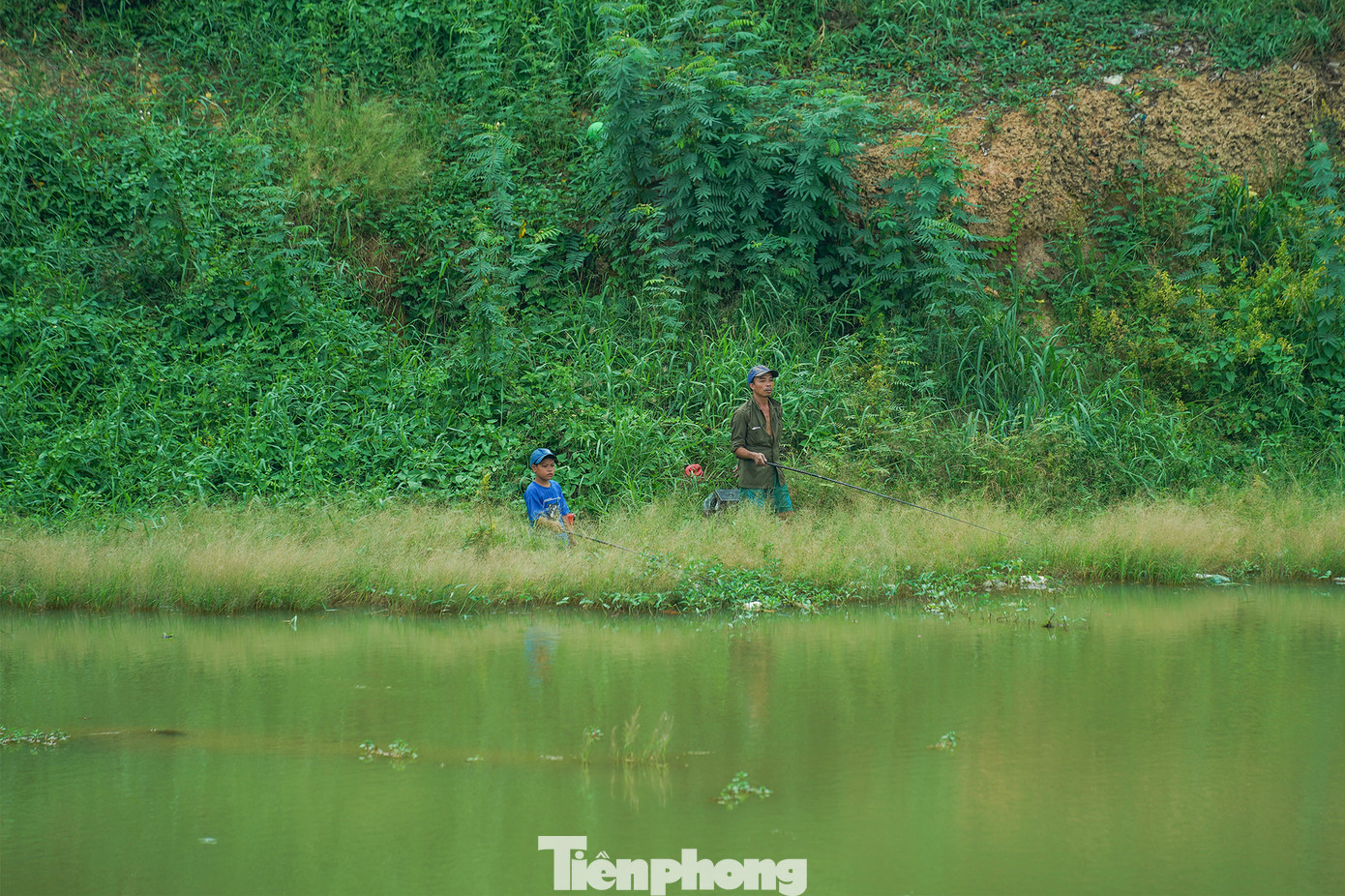 Người đam mê câu cá vẫn thường tìm đến hồ nước này để buông cần.