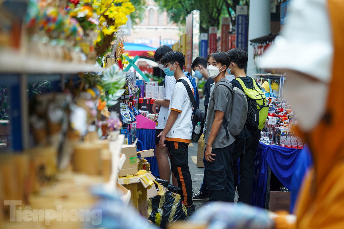 "Trong sáu năm qua, Đường sách TPHCM luôn mở cửa xuyên Tết, phục vụ nhu cầu mua sách, du Xuân của công chúng vào mỗi dịp Tết đến, Xuân về. Đặc biệt, năm nay, lãnh đạo Thành phố đã quan tâm, chỉ đạo Sở Thông tin và Truyền thông TPHCM xây dựng chương trình hoạt động tại đường sách, trở thành một trong các điểm nhấn của Lễ hội đường sách Tết. Hiện nay, Đường sách Nguyễn Văn Bình đã trang hoàng khá bắt mắt tạo nên không khí Xuân nhộn nhịp để người dân đến đây du Xuân, chụp ảnh kỉ niệm vào những ngày Tết đang đến gần”, ông Lê Hoàng nói. "Trong sáu năm qua, Đường sách TPHCM luôn mở cửa xuyên Tết, phục vụ nhu cầu mua sách, du Xuân của công chúng vào mỗi dịp Tết đến, Xuân về. Đặc biệt, năm nay, lãnh đạo Thành phố đã quan tâm, chỉ đạo Sở Thông tin và Truyền thông TPHCM xây dựng chương trình hoạt động tại đường sách, trở thành một trong các điểm nhấn của Lễ hội đường sách Tết. Hiện nay, Đường sách Nguyễn Văn Bình đã trang hoàng khá bắt mắt tạo nên không khí Xuân nhộn nhịp để người dân đến đây du Xuân, chụp ảnh kỉ niệm vào những ngày Tết đang đến gần”, ông Lê Hoàng nói.
