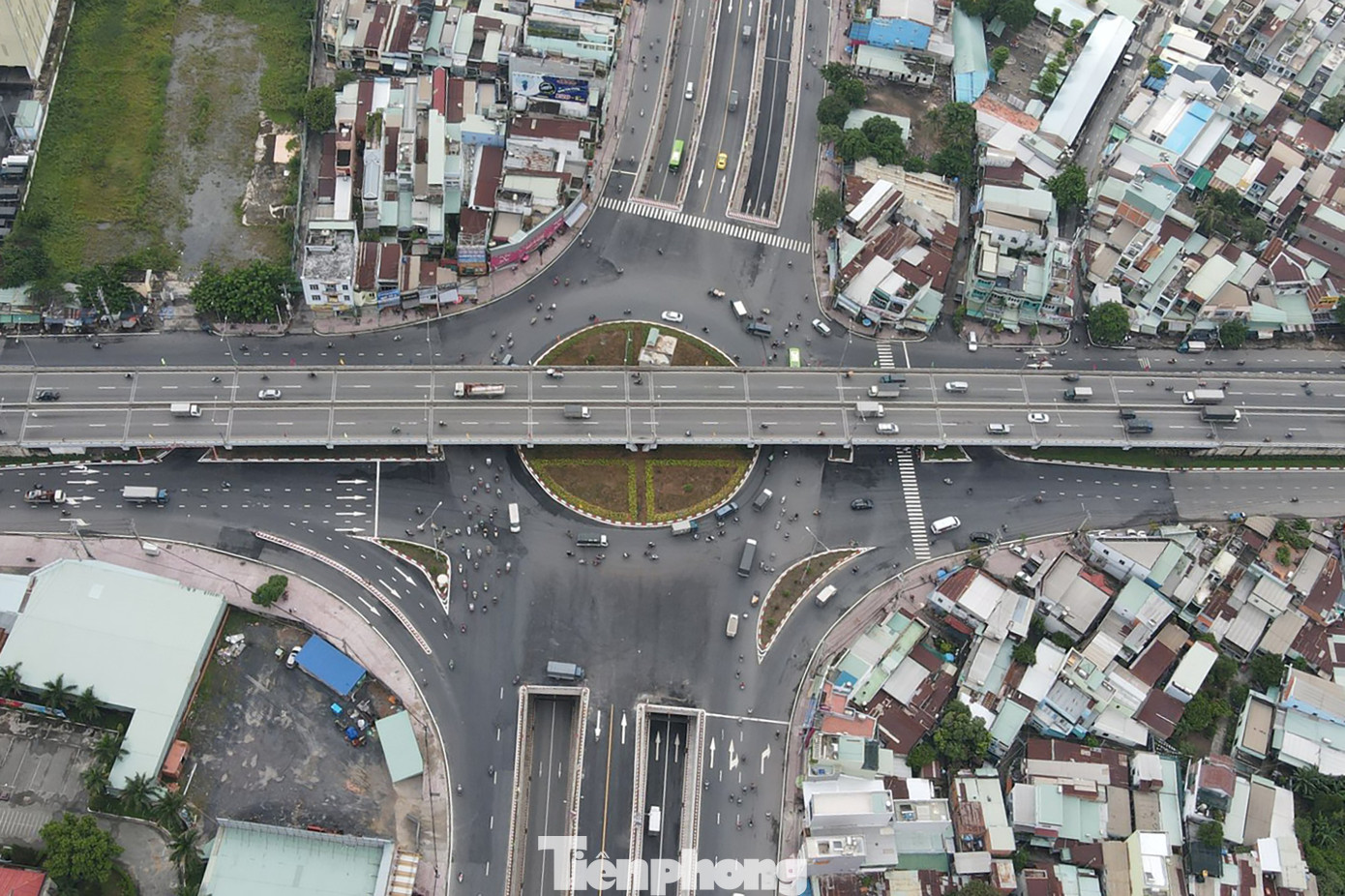 Ngã tư An Sương hoàn thiện hai hầm chui vào năm 2020. Dự án hầm chui An Sương dài 385 m thông xe sau 5 tháng thi công, góp phần giảm kẹt xe, tai nạn ở cửa ngõ Tây Bắc.