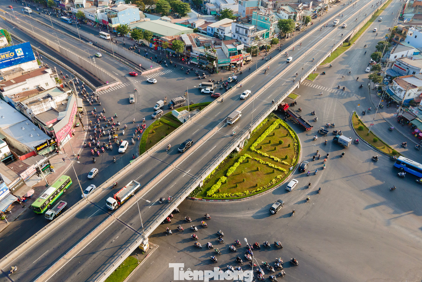 Trong đó, đoạn hầm kín dài 125m, tĩnh không cao 4,75m; hầm hở phía Trường Chinh dài 140m, phía QL.22 dài 120m.