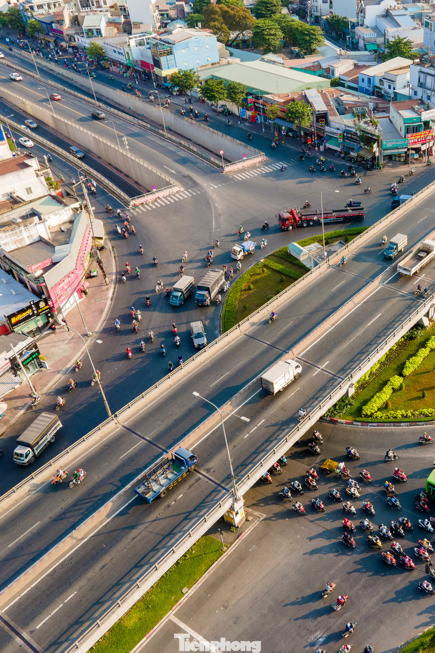 Nhánh hầm N2 (quốc lộ 22 - Trường Chinh) dài 385m. Trong đó, đoạn hầm kín dài 125m, tĩnh không cao 4,75m; hầm hở phía quốc lộ 22 dài 120m và phía Trường Chinh dài 140m.